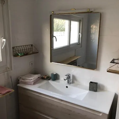 Maison Familiale A 100 M De La *