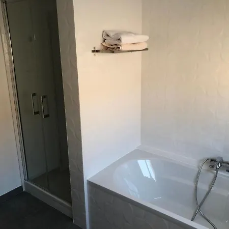 Maison Familiale A 100 M De La *